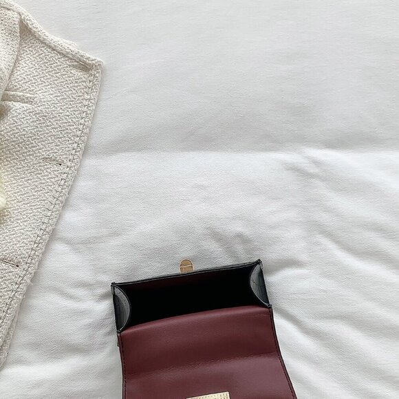 Black Elegant Women's Lightweight Twist Lock Flap Square Bag - Picture 5 of 10